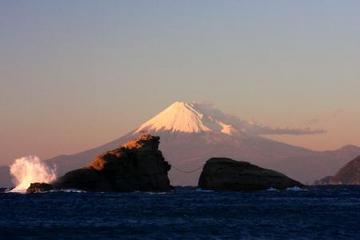 富士山を背に浮かぶ夫婦岩は、雲見大橋からも見えます！ xzantiaさん