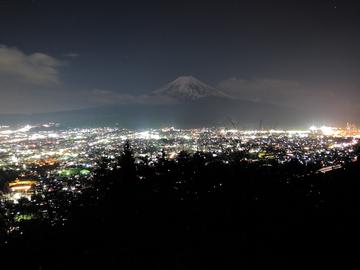 夜に行けば大パノラマの夜景の奥に富士山を見ることもできます！ あらじんさん