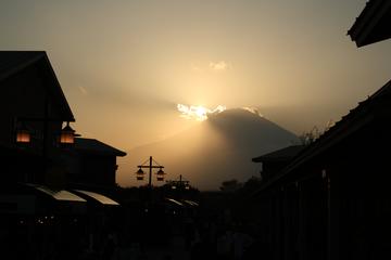 夕暮れ時，富士山の背に隠れる太陽が魅力的です ちょぴんさん