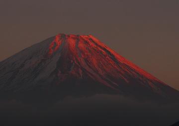 夕陽に赤く染まる富士山 rihouboさん