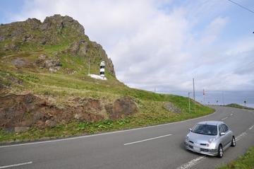 険しい岩山を背に建つ北見神威岬灯台 はなくそオヤジさん