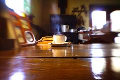 カフェで飲むカーボーイスタイルのコーヒー