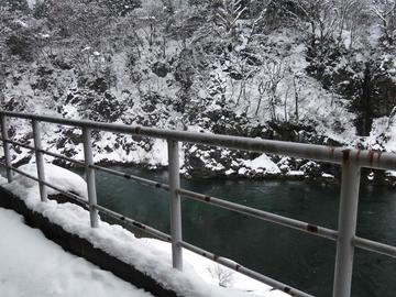 雪景色・・・川 ヤマトさん