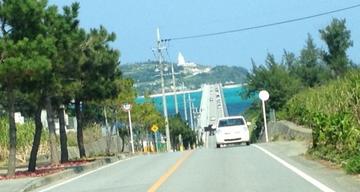 真っ青な海の上、古宇利島へ渡る橋 どんどんクジラさん