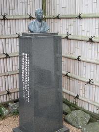 諭吉先生永眠の地・・・銅像 ヤマトさん