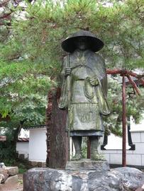 松と銅像 ヤマトさん