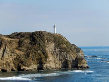 岬から断崖絶壁に見える勝浦灯台です。 shadow750vさん