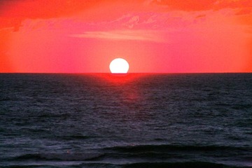 日本海に沈む夕陽 浜の三平さん