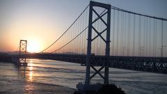 日の出の大鳴門橋は美しいです。