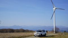 会津磐梯山と猪苗代湖、そして風力発電