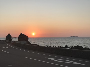 夫婦岩から見る軍艦島と夕陽 みふちちさん