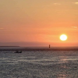 納沙布岬からの朝陽と釣り船 ひろりんさん