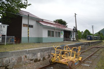 駅舎や線路など駅全体が、保存・展示されています。 はなくそオヤジさん