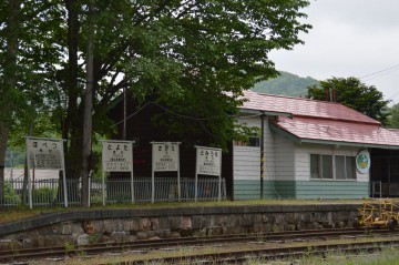 駅舎や線路など駅全体が、保存・展示されています。 はなくそオヤジさん