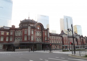 背景には近代的なビルがそびえる東京駅 自然、ドライブ大好きさん