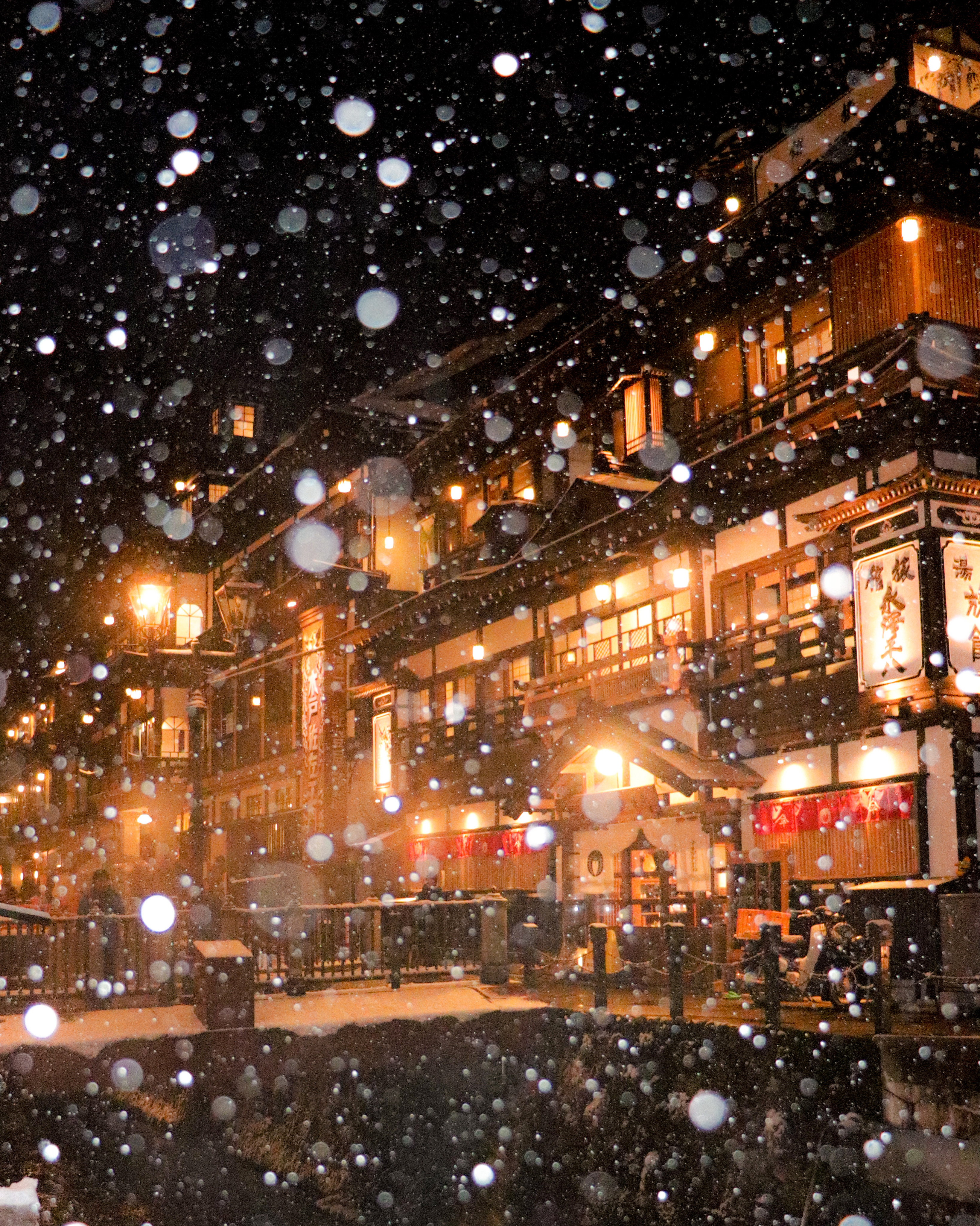 雪舞い降りる大正浪漫溢れる温泉街