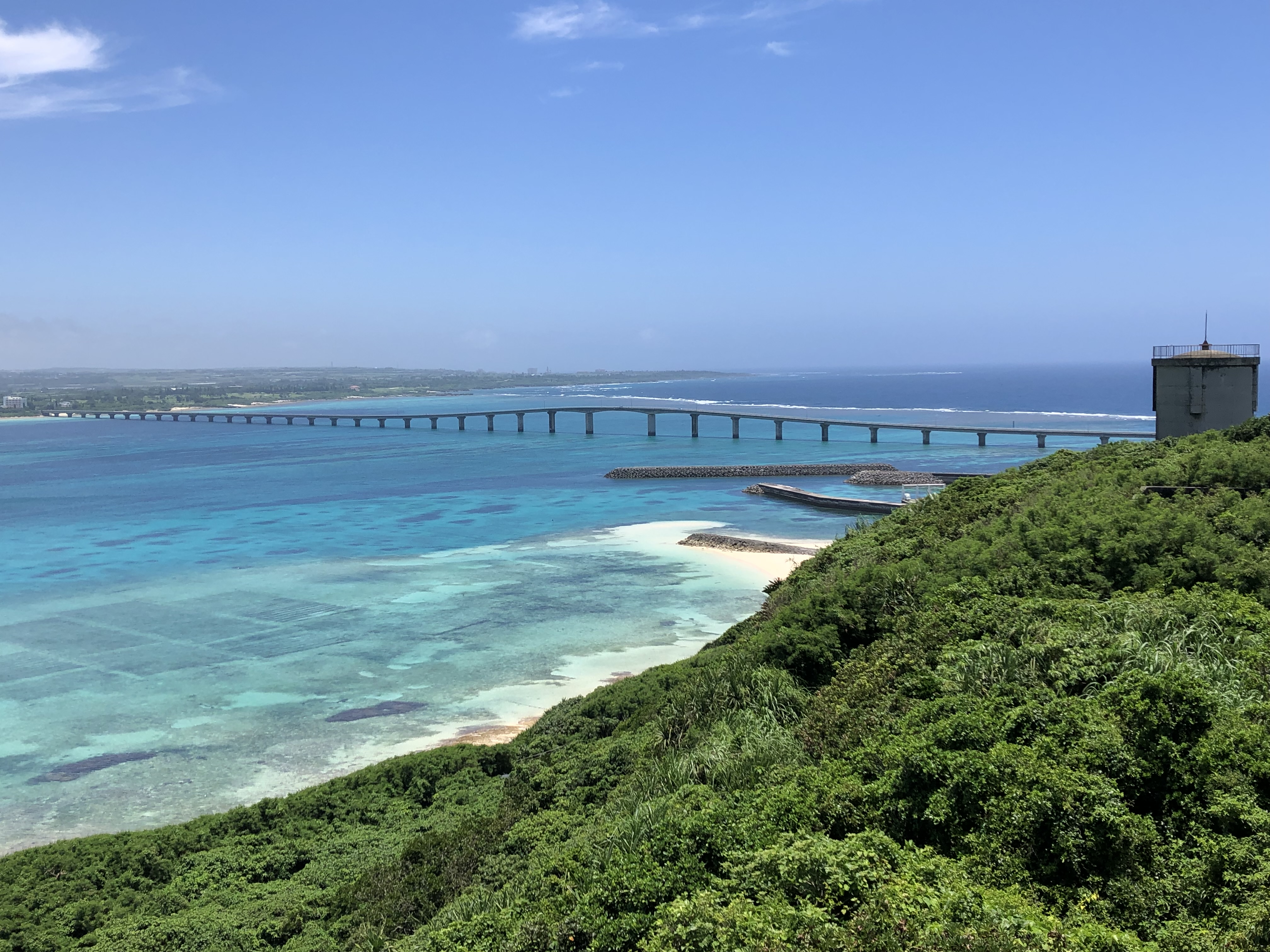 晴れた日の来間大橋