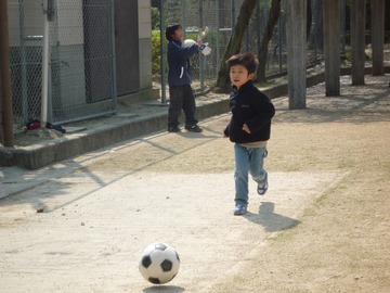 ボールを追いかける甥っ子。 ぼびさん