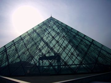 美しいガラスのピラミッド ほわほわさん