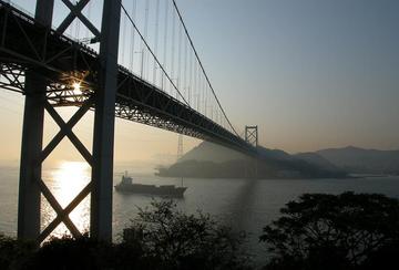 海峡に昇る朝日に輝く関門大橋 ミッチーさん