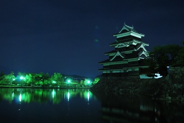 ライトアップされた松本城も迫力があります。 ヂャガイモさん