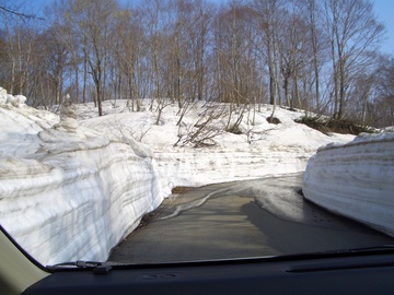 鎌池までの道は雪の壁　池は雪景色 よこりんさん