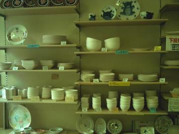 たくさんの種類の中から陶器を選んで つみりさん