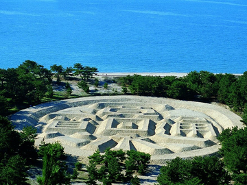 白砂に描かれた巨大な砂の芸術「寛永通宝」は圧巻 DriveNaviさん