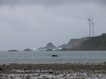 楚洲の風力発電機：日本海みたいでしょ？ じんさん