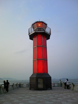 サンポート高松にあるガラスの灯台(赤く光ります) 旅人さん