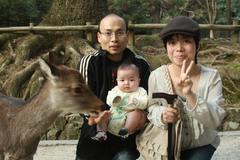 鹿と家族の記念写真