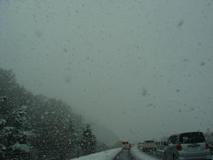 突然の雪に見舞われた高速道路にて。