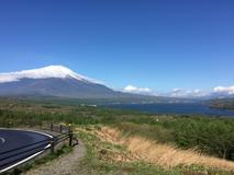 春の富士と山中湖