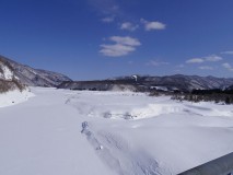 雪積もる湖
