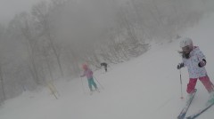 吹雪の中 スキーを楽しむ子供達