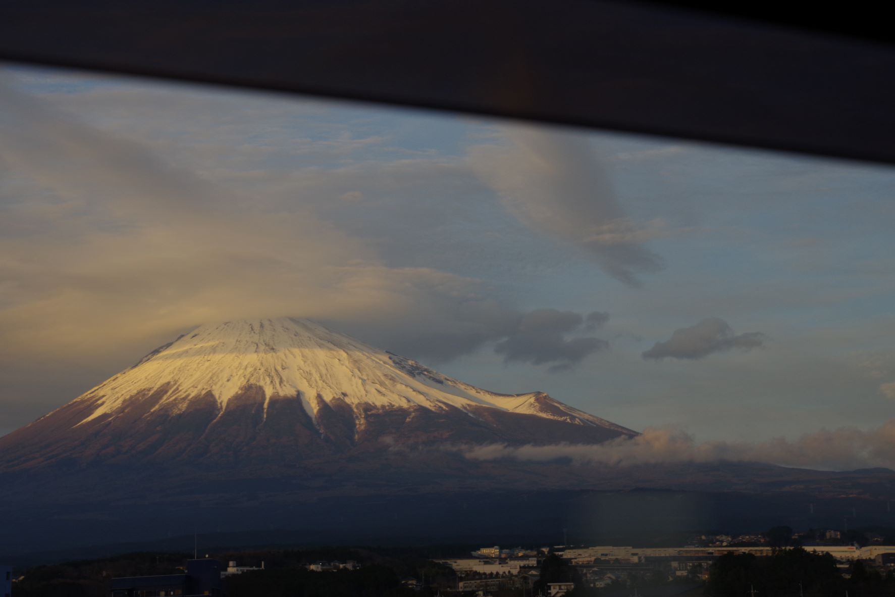 車窓の傘雲