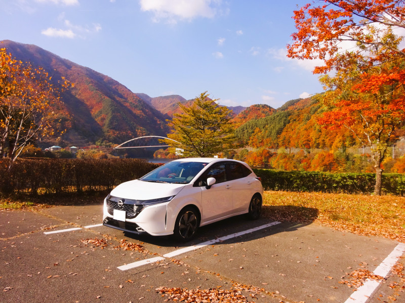 紅葉に彩られた山々に佇むオーラ