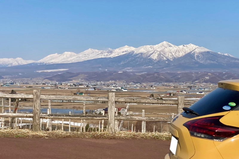 春を待つ十勝岳連峰