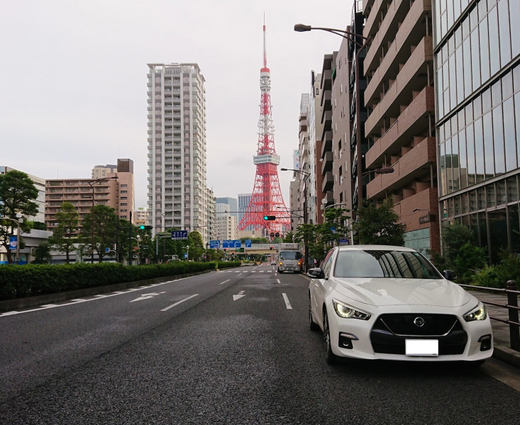 東京タワーを背にするスカイライン４００Ｒ